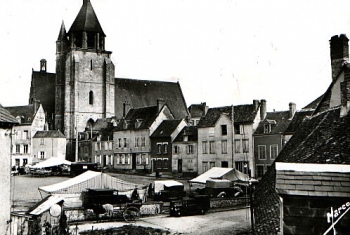 Église St.-Jacques seen from Place du Marechal Maunory, Illiers-Combray || Source - http://www.marcel-proust-gesellschaft.de/cpa/illiers-pics.html
